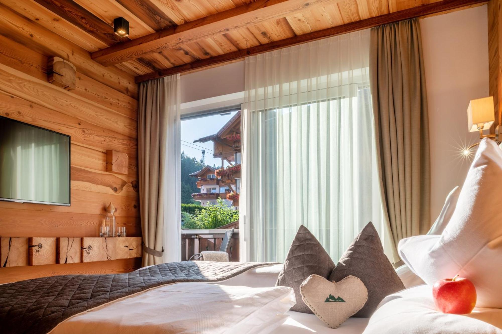 Отель Chalet Elisabeth Dolomites Alpin & Charme Сельва-ди-Валь-Гардена Экстерьер фото